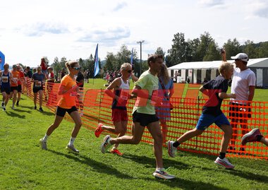 Christine Nystuen Jahr (oransje T-skjorte) vant Kongsvingermila under Kongsvinger Maraton 2024