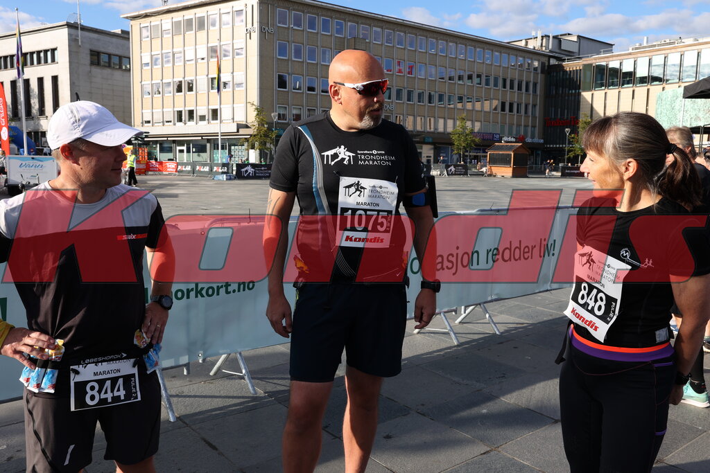 F.v: Kai Hartman, Kenneth Fagerheim og Oddny Ringheim før start på maraton under Trondheim Maraton 2022