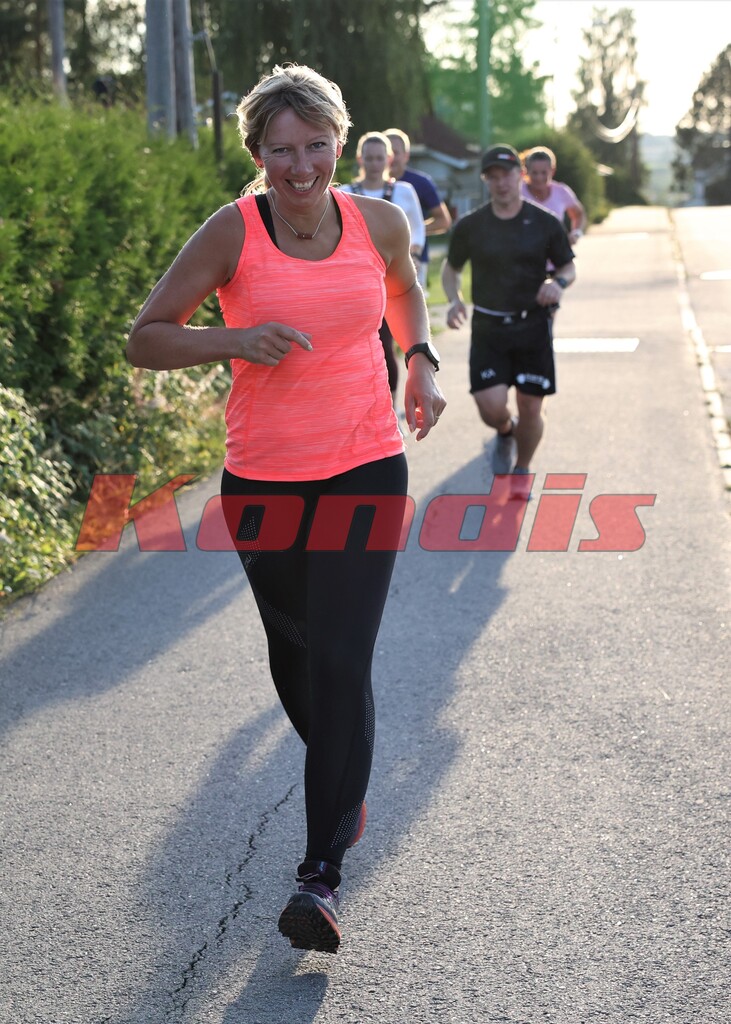 Merete Støverud Stokke fremst under intervalltrening med Kondistreninga Nes i august 2021