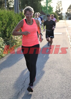 Merete Støverud Stokke fremst under intervalltrening med Kondistreninga Nes i august 2021