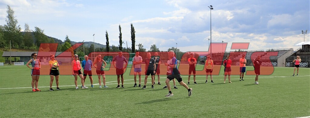 Thomas Axselsen demonstrerer løpeteknikk på trenerseminar for trenerne på Kondistreninga på Lillehammer i 2021