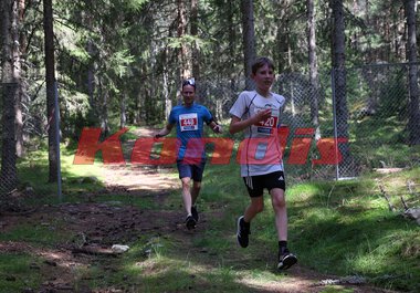 F.v.: Anders Høst og Daniel Høst på Kongsvingermila under Kongsvinger Maraton 2024