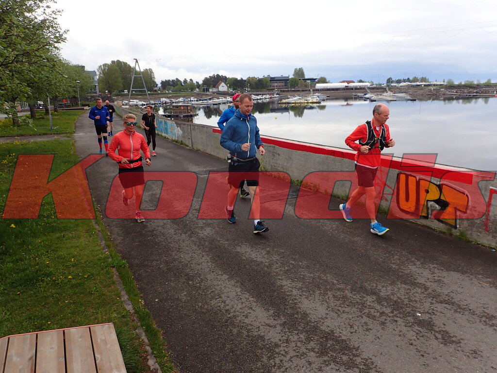 Foran f.v.: Ester Innselset, Øystein Kristiansen og Frode Floen under Kondis sitt trenerseminar på Hamar i 2022