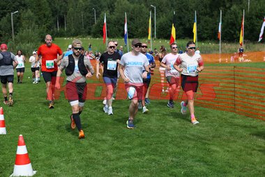 Flere maratonløpere med grønne startnummer blandet seg med halvmaratonstarten da de var inne til vending under Kongsvinger Maraton 2024. Her ser vi Thomas Stordalen som har startet på sin andre runde. 