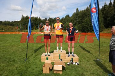 Pallen etter Kongsvingermila. F.v.: Dorte Foss, Christine Nystuen Jahr og Vilde Hagbartsen under Kongsvinger Maraton 2024