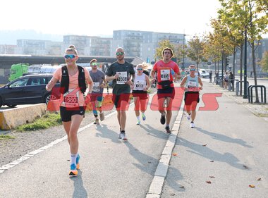 Ingvild Bang i tet under maratondistansen under Trondheim Maraton 2024