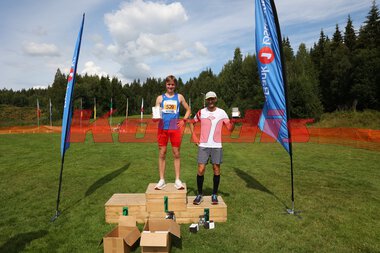 F.v.: Martin Holtet og Hakon Heimly under premieutdelingen for Kongsvingermila under Kongsvinger Maraton 2024