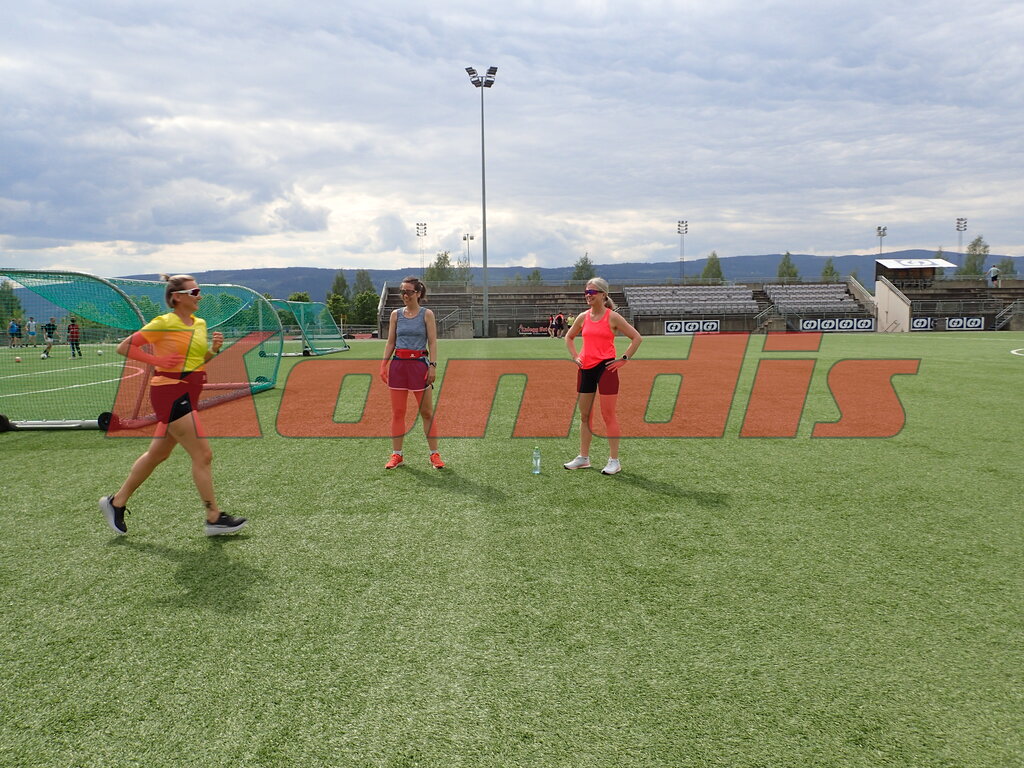 Cathrine Haraldsen sin løpeteknikk blir bedømt av  Kjersti Pleym (t.v) og Marit tørstad på trenerseminar for trenerne på Kondistreninga på Lillehammer i 2021