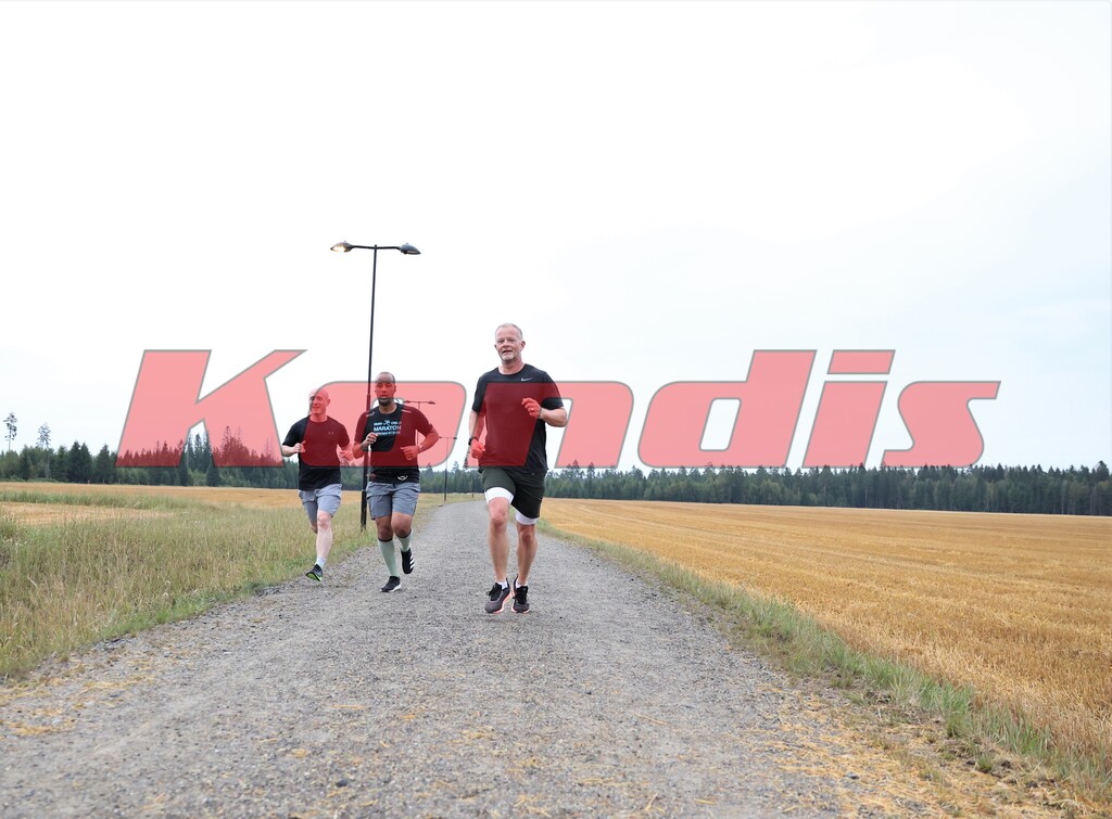 F.v: Luke Rowland, Mahad Awaleh og Sverre Waagø på intervalltrening med Kondistreninga Jessheim