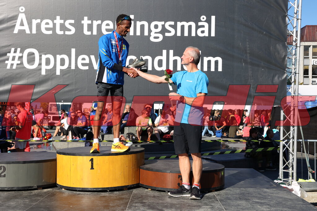 Ebrahim Abdulaziz får gullskoen av Geir Bjerkestrand etter halvmaraton under Trondheim Maraton 2022