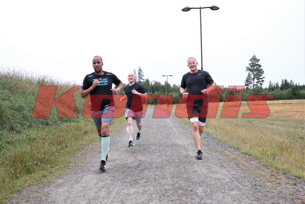 F.v.: Mahad Awaleh,  Luke Rowland og Sverre Waagø på intervalltrening med Kondistreninga Jessheim