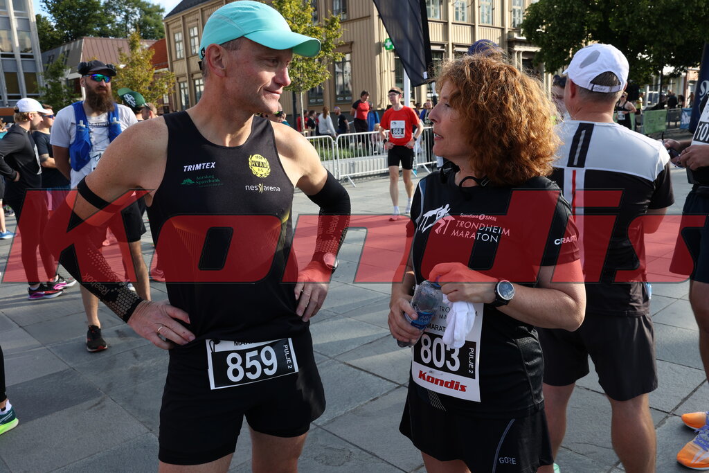 Geir Bjerkestrand og Connie Schnelder før start på maraton under Trondheim Maraton 2022