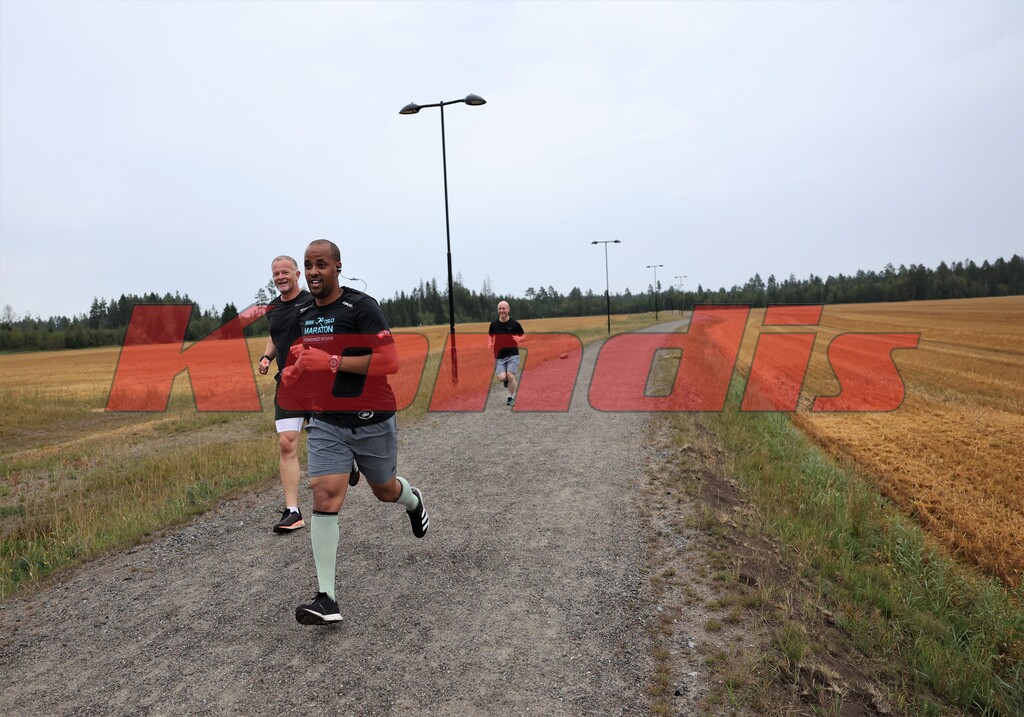 F.v.: Sverre Waagø, Mahad Awaleh og Luke Rowland på intervalltrening med Kondistreninga Jessheim