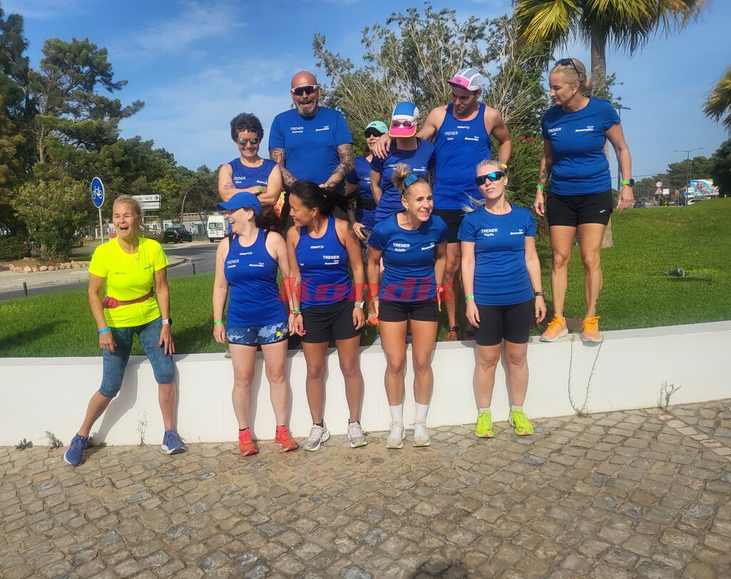 Monica Vestbø (t.v) snek seg med på et bilde av Kondistrenerne under Kondistur til Portugal 2024