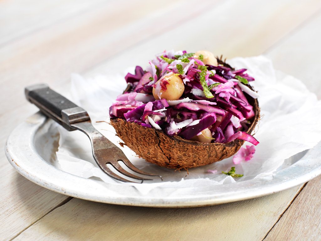 Kålsalat med kokos og macadamianøtter