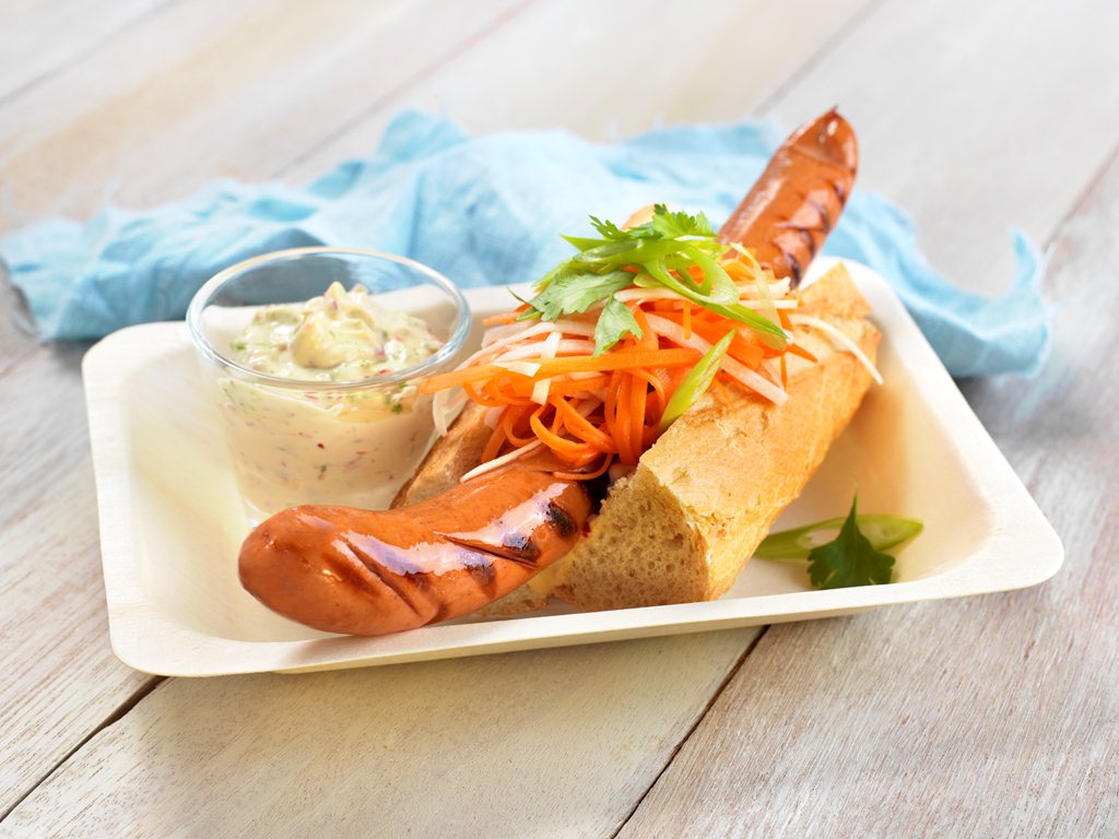 Grillet pølse med syltede grønnsaker