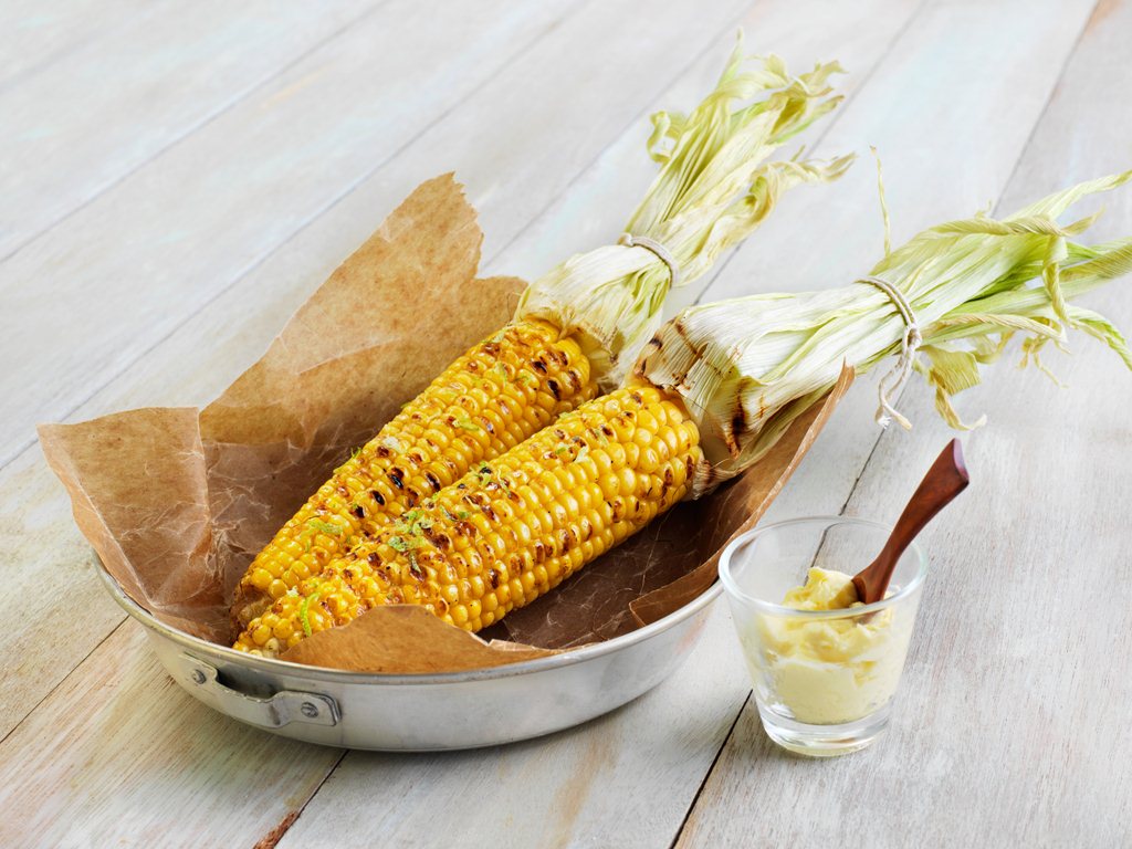 Grillet maiskolbe med limesmør