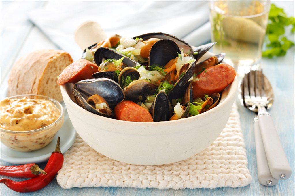 Øldampede blåskjell med pølser