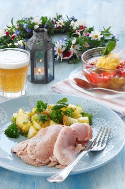 Sommerskinke med potet- og urtesalat og rabarbrakompott