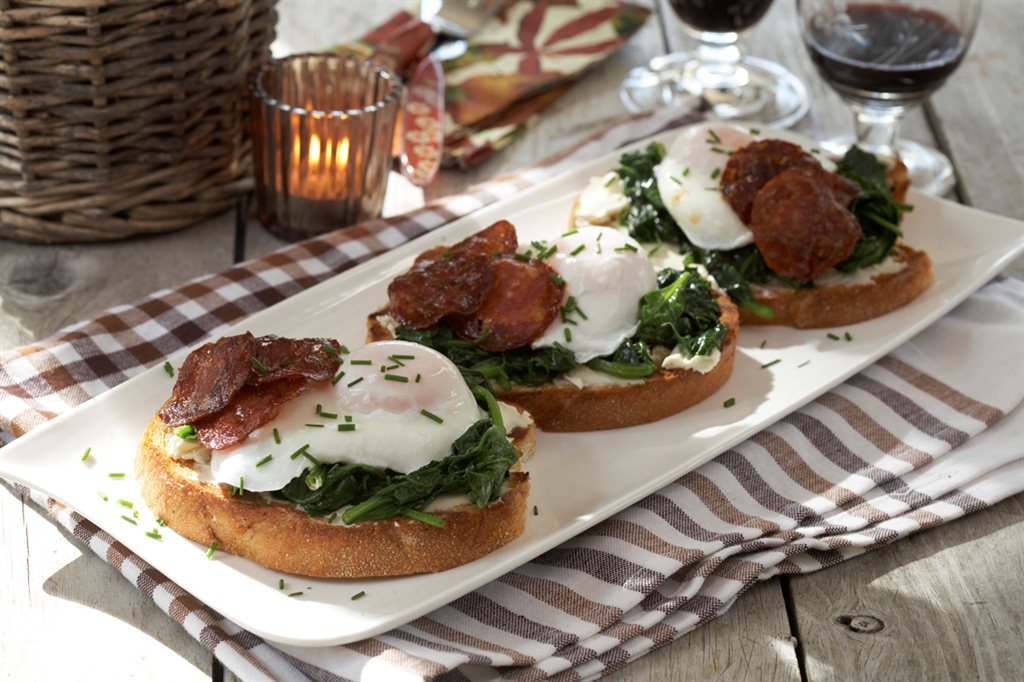 Smørbrød med chorizo, posjert egg og smørdampet spinat