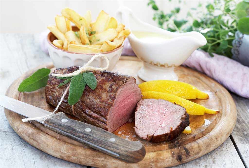 Helstekt indrefilet med bearnaise og pommes frites