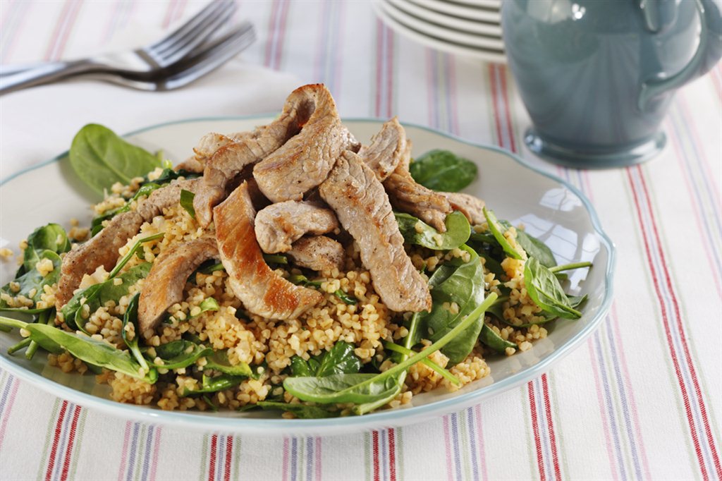 Varm bulgursalat med strimlet svinekjøtt 