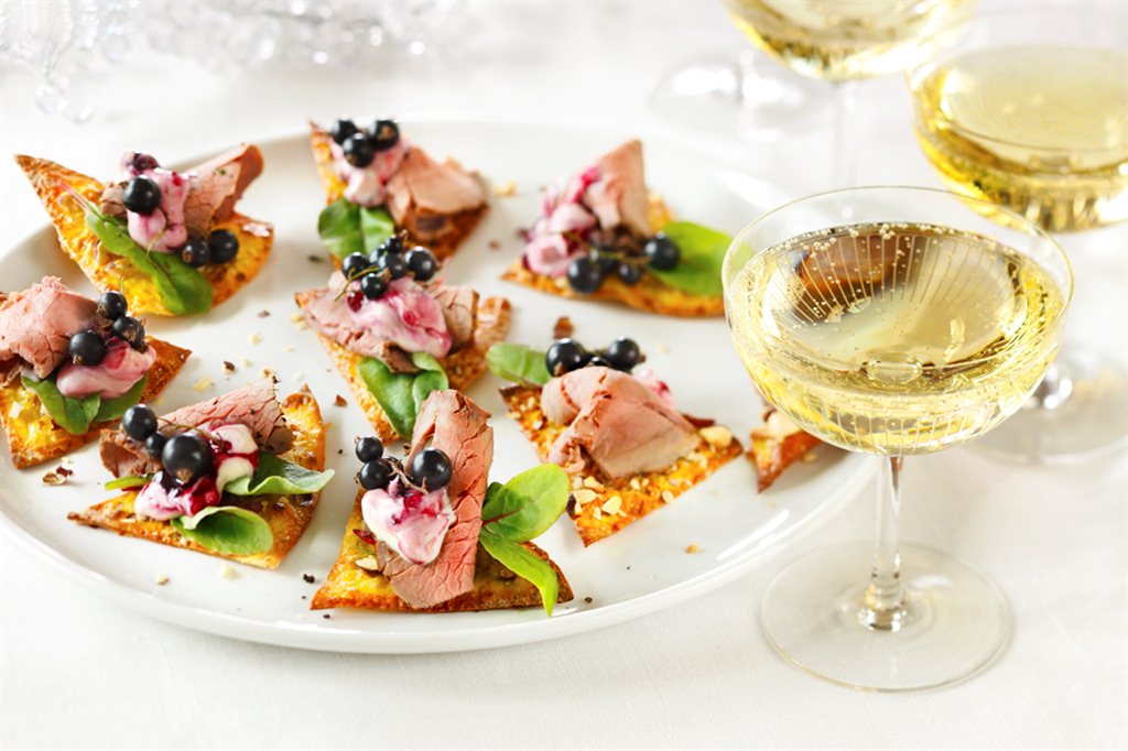 Røkt elg med solbærrømme 