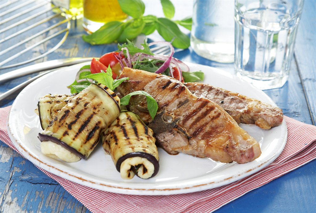 Lammekoteletter med halloumi- og aubergineruller