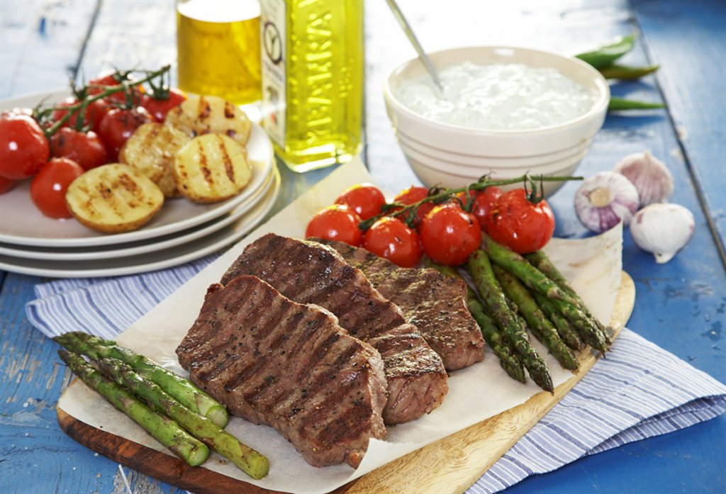 Grillet biff med asparges og cherrytomater 