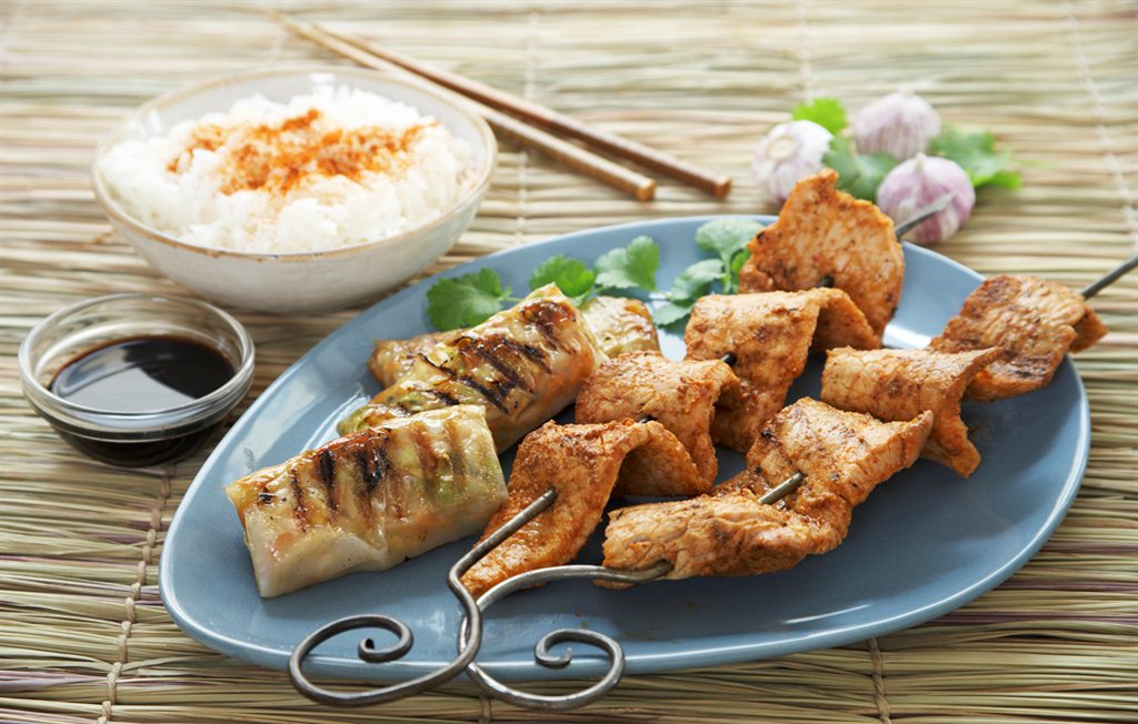 Satayspyd og vårrull på grillen