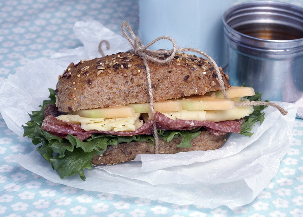 Frøbrød med salami, ost og melon