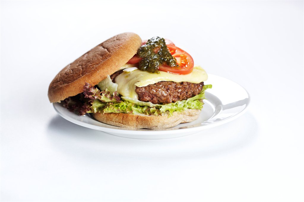 Burger med brie, pesto og tomat