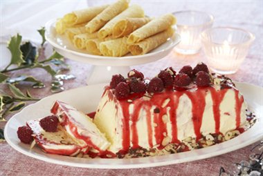 Hjemmelaget bringebæris med krumkaker