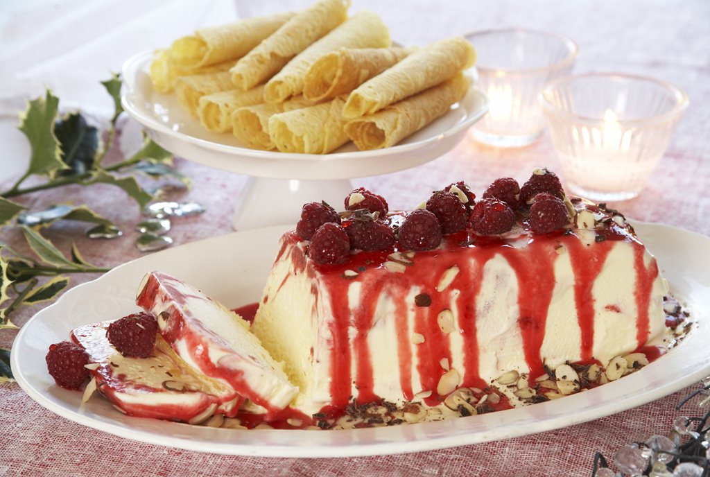 Hjemmelaget bringebæris med krumkaker