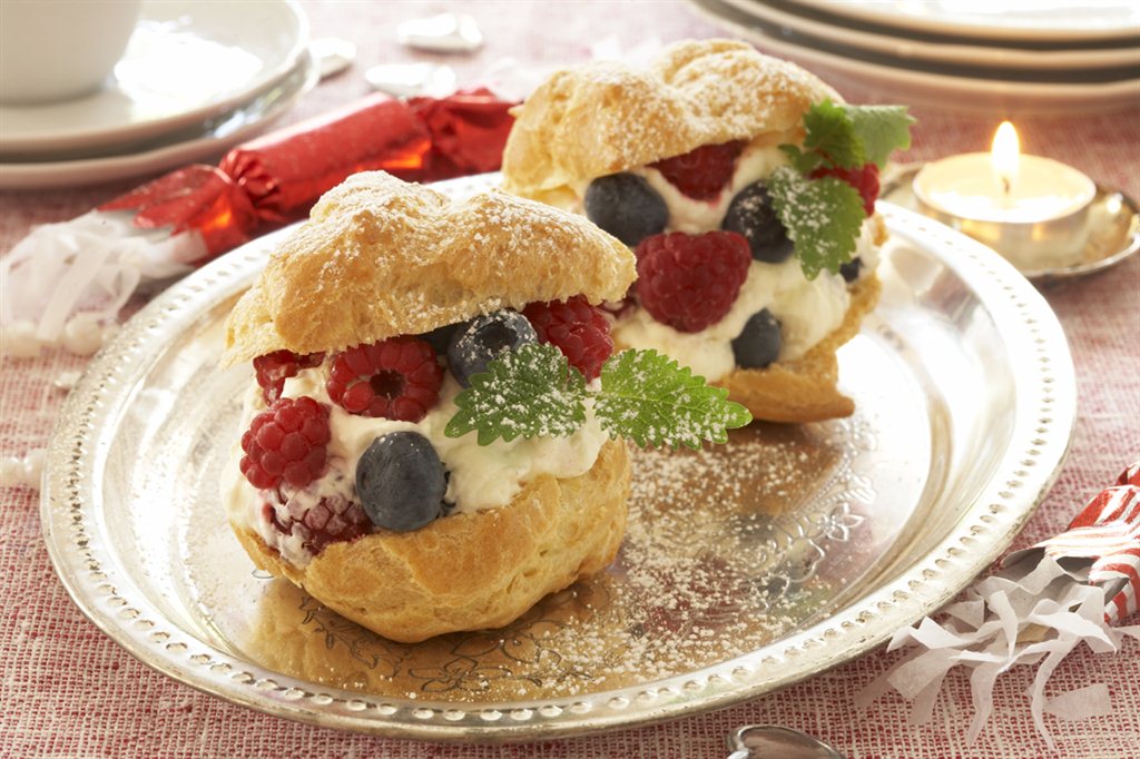 Vannbakkels med krem og friske bær