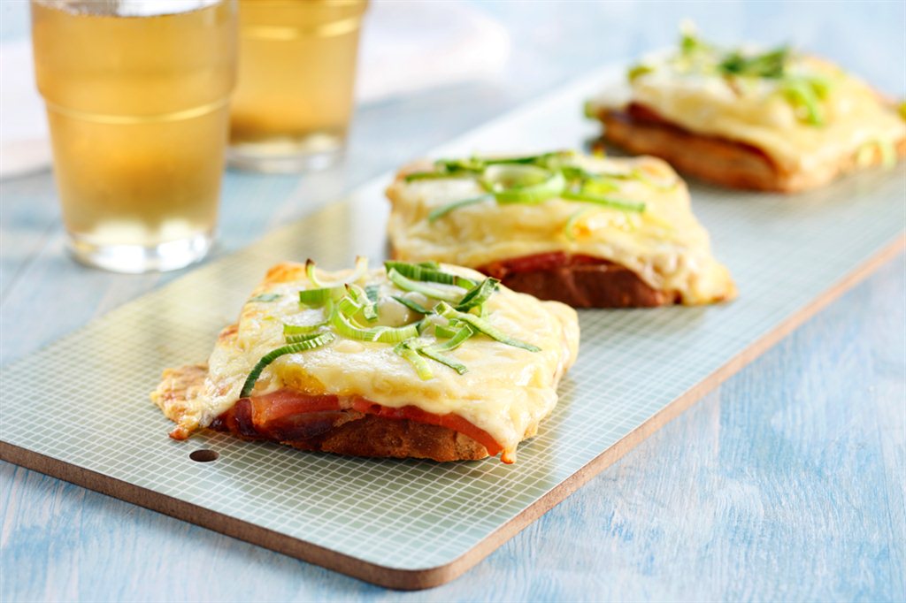 Ostesmørbrød med spekeskinke og ananas