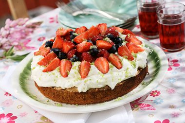 Sommerlig nøttekake med bær