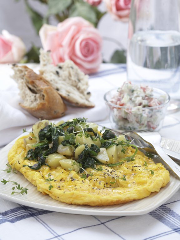 Flat omelett med potetspinat og raita