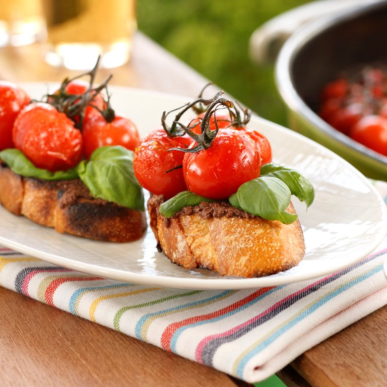 Grillet bruschetta med tapenade og bakte tomater 