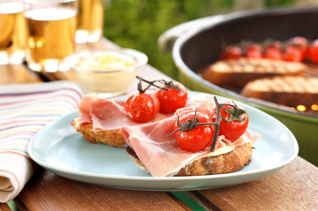 Grillet bruschetta med spekesksinke og tomat