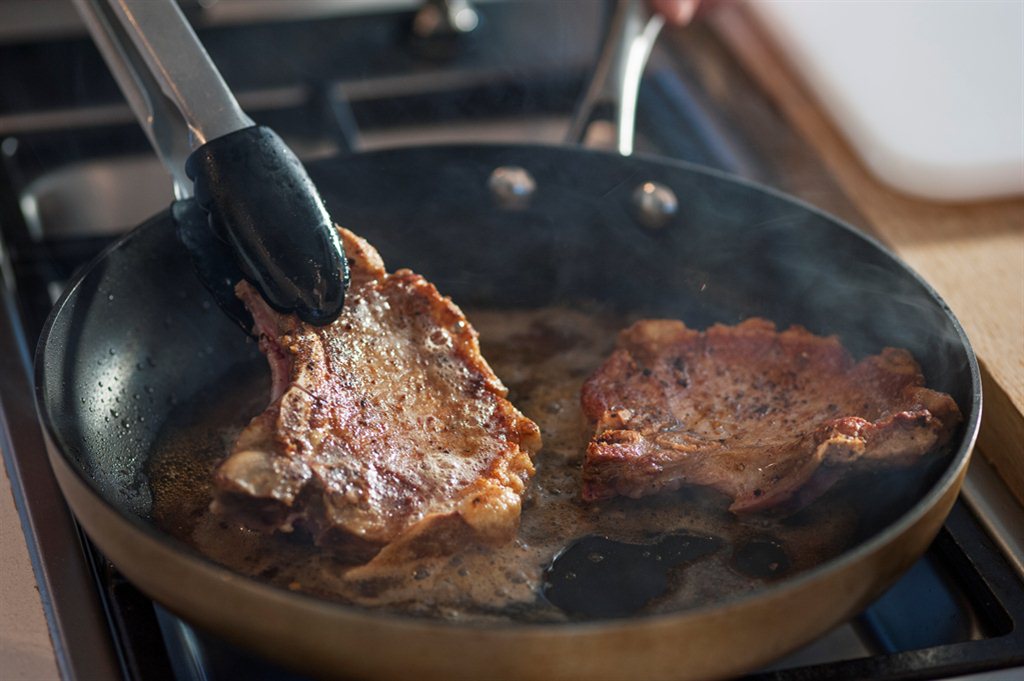 Svinekoteletter med hot kålsalat 3c