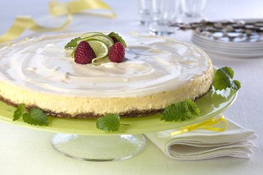 Ostekake med søt rømmekrem