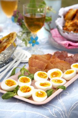 Smilende egg med spekemat av kalkun