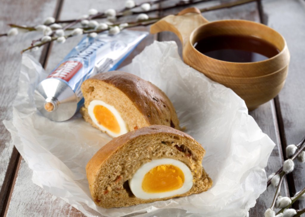 Rundstykker med innbakte egg 