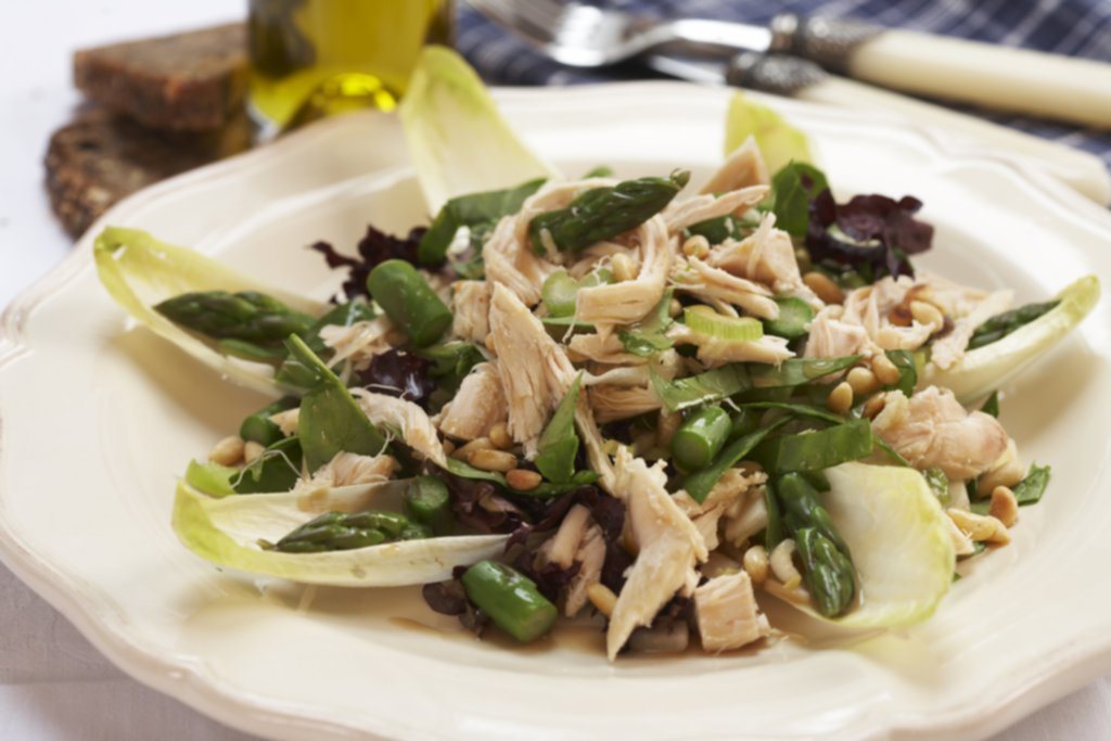 Grønn salat med kylling, asparges og pinjekjerner 