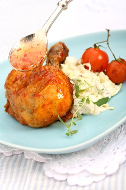 Kyllingklubber med rabarbraglaze og chilicoleslaw