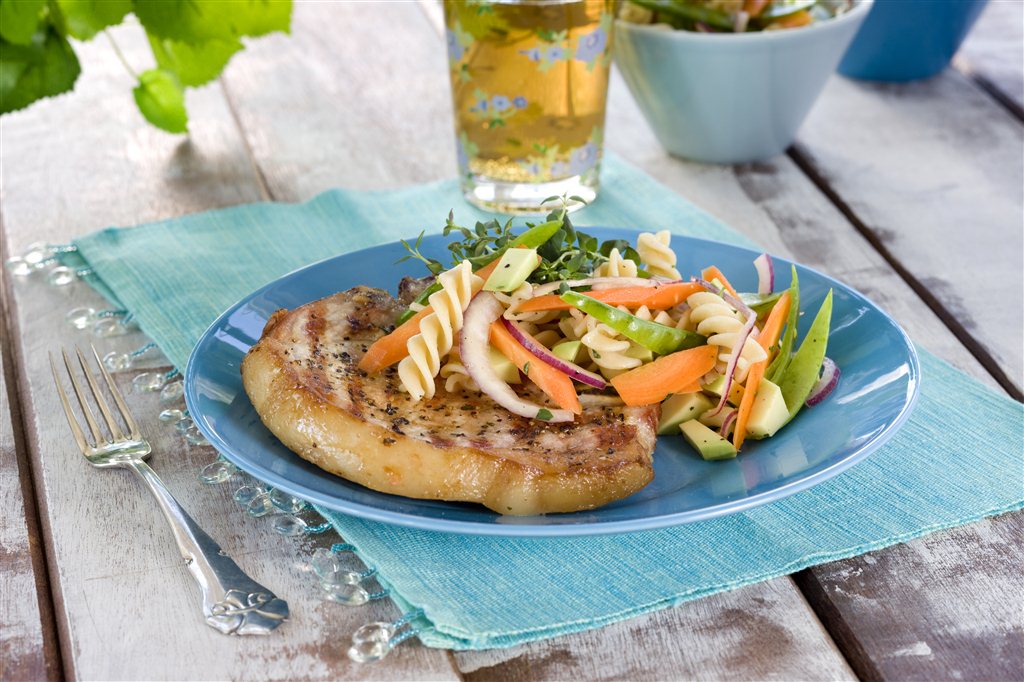 Sommerkoteletter med sprø pastasalat