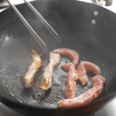 Slik steker du strimlet svinekjøtt trinn 1