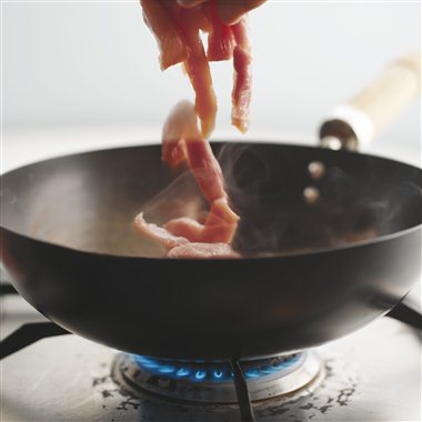 Slik steker du strimlet svinekjøtt