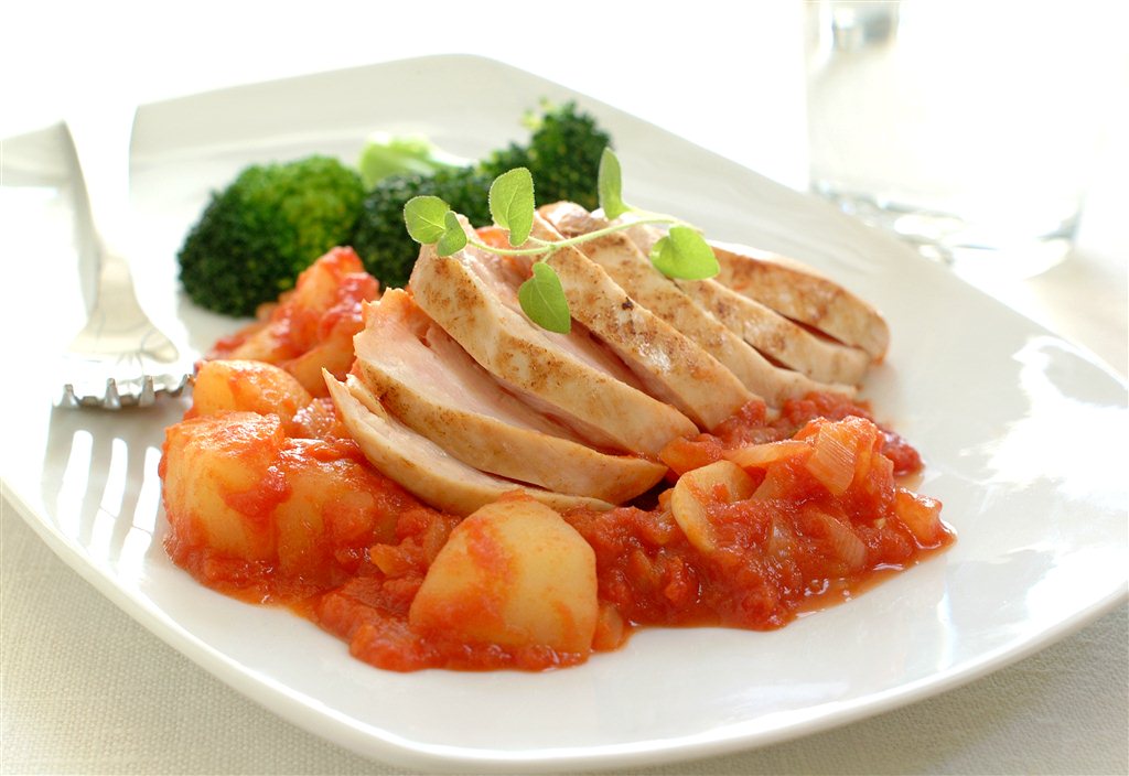 Kyllingfilet med poteter i tomatsaus